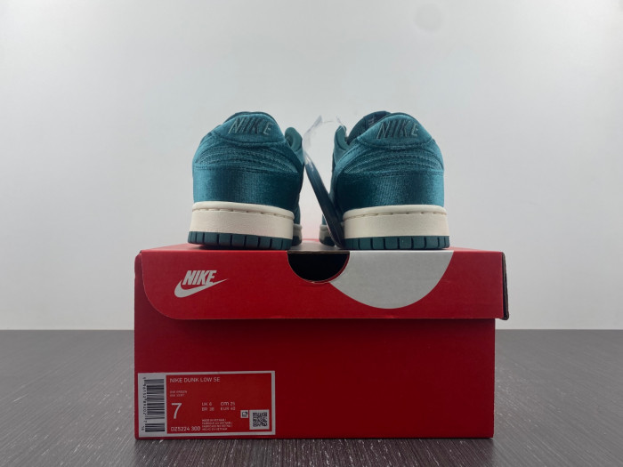 Nike Dunk Low Green Velvet - DZ5224-300