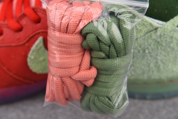 NIKE SB DUNK HIGH STRAWBERRY COUGH CW7093-600