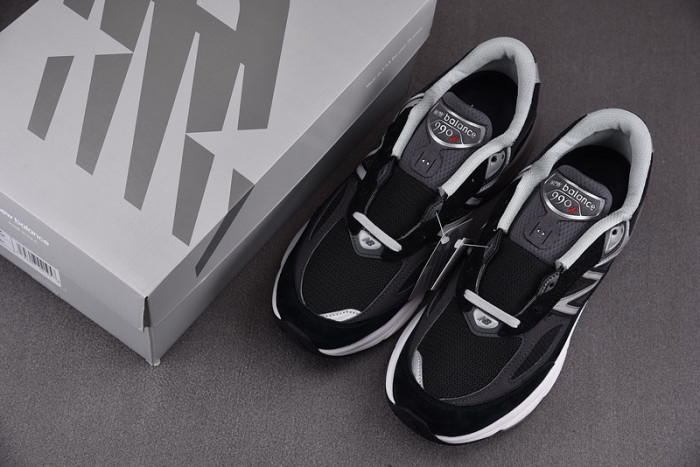 New Balance M990BK6