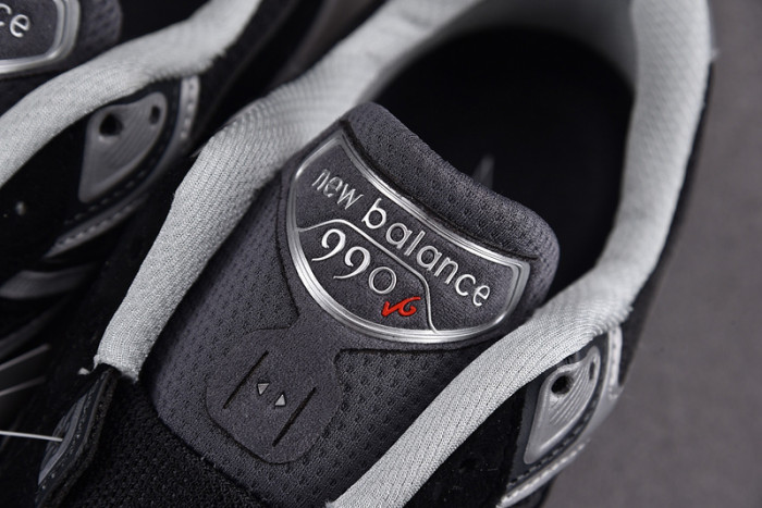 New Balance M990BK6