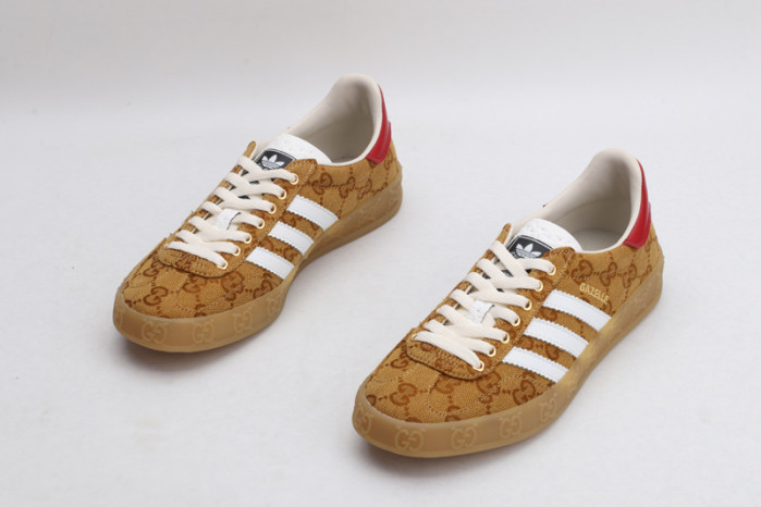 Gv*c* X ADIDA* SNEAKER