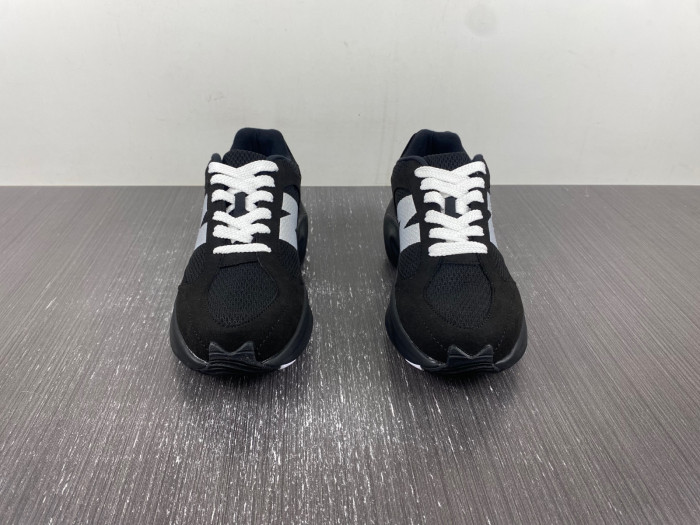 New Balance  SNEAKER